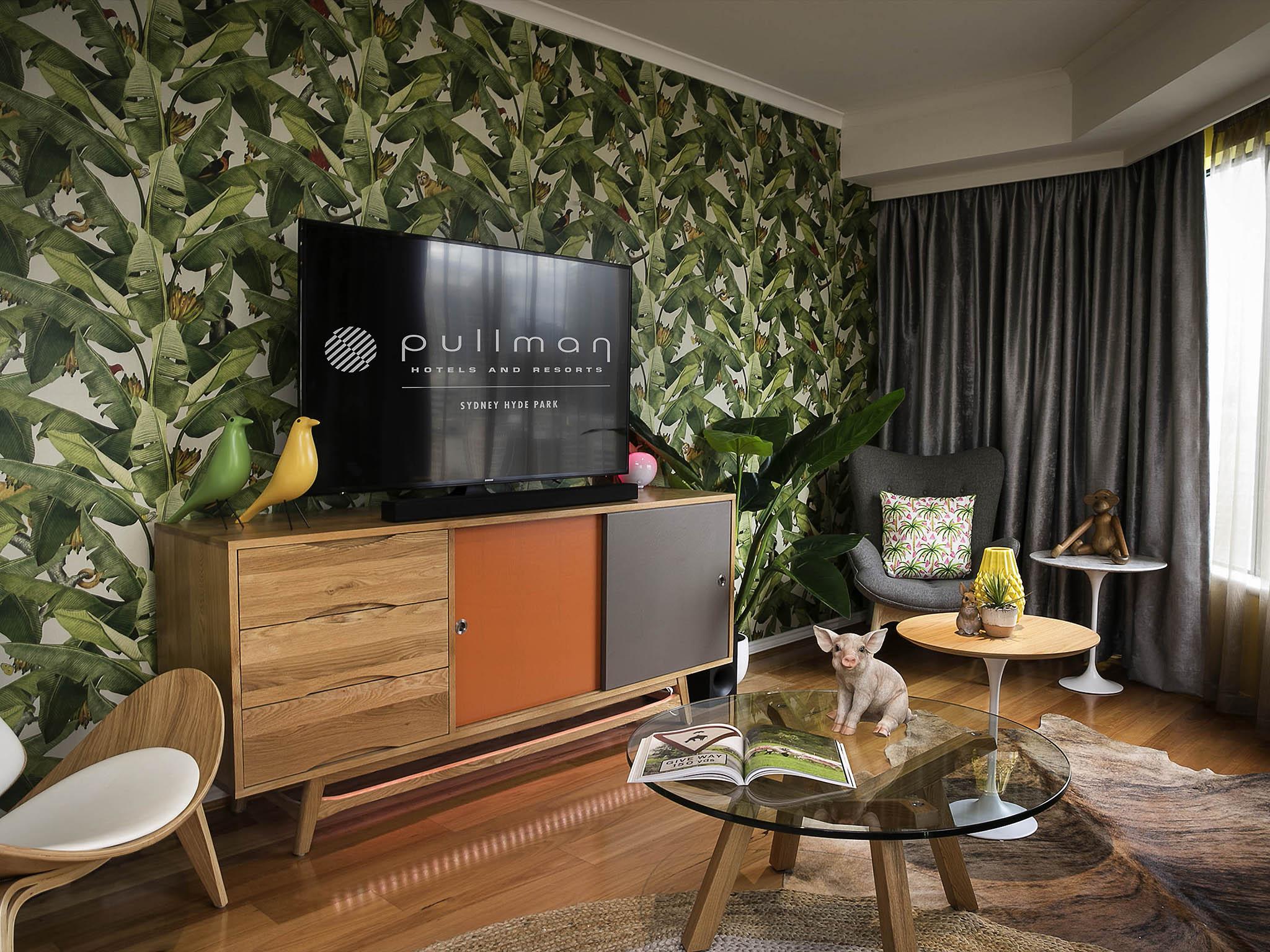 Pullman Sydney Hyde Park Hotel Buitenkant foto A living room with a TV
