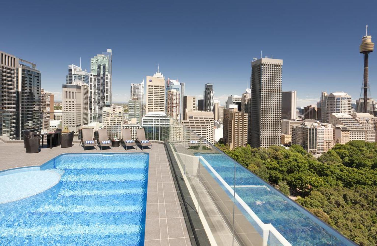 Pullman Sydney Hyde Park Hotel Buitenkant foto The rooftop pool at the Emporium Hotel South Bank