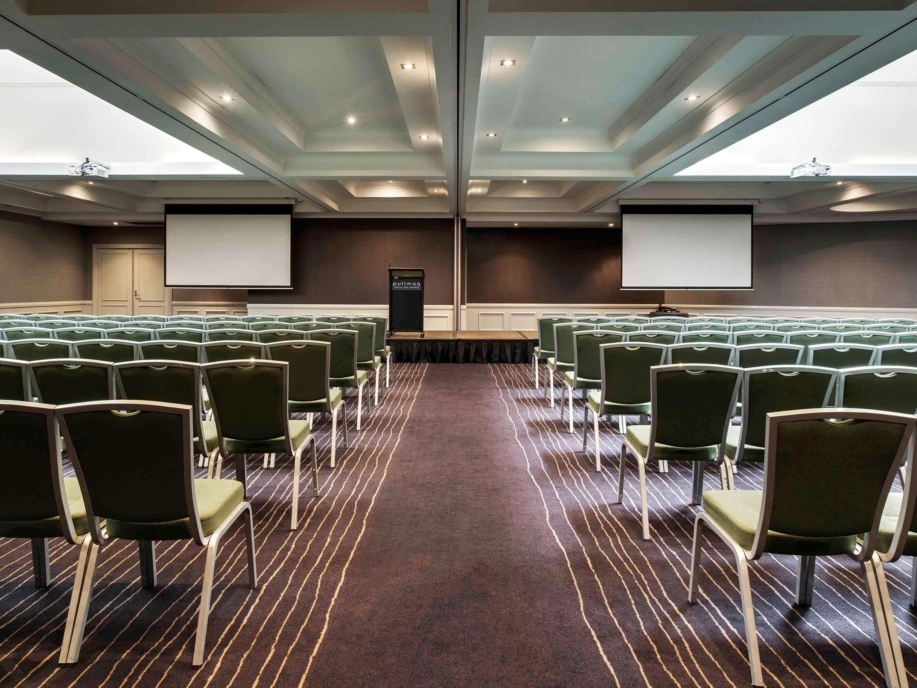 Pullman Sydney Hyde Park Hotel Buitenkant foto The ballroom at the Crowne Plaza Hotel, Manchester