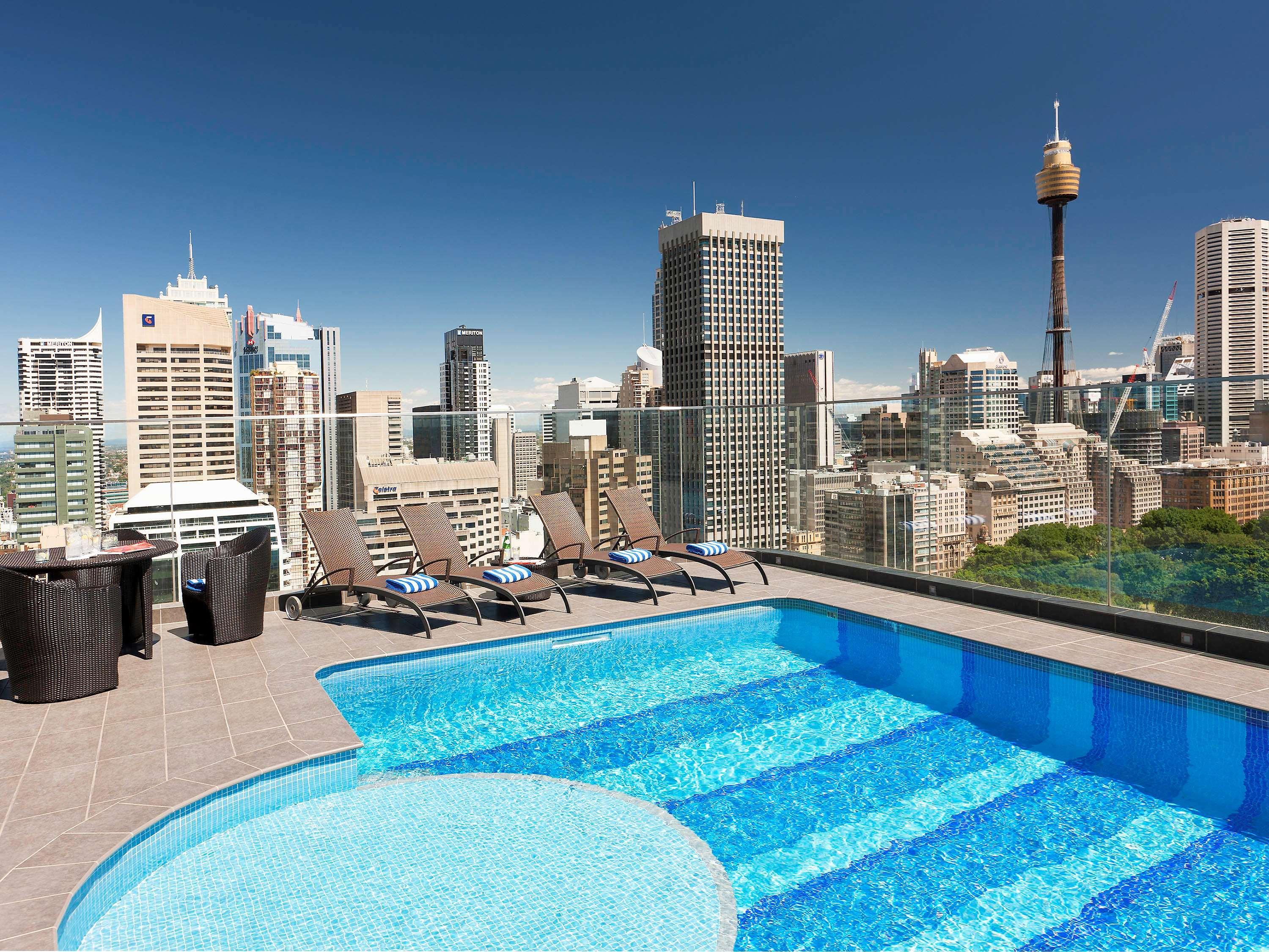 Pullman Sydney Hyde Park Hotel Buitenkant foto The rooftop pool at the hotel