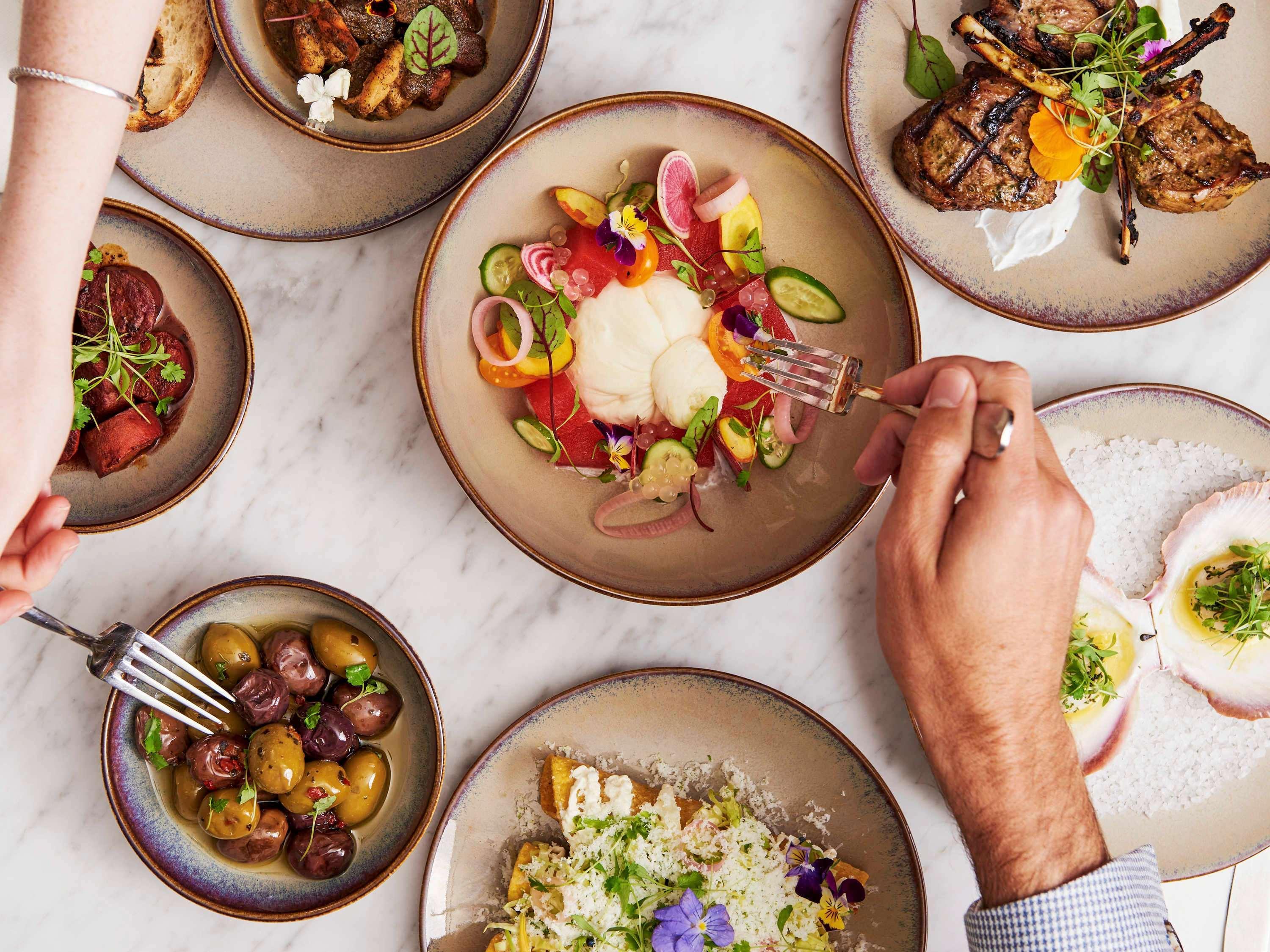 Pullman Sydney Hyde Park Hotel Buitenkant foto Dishes at the restaurant
