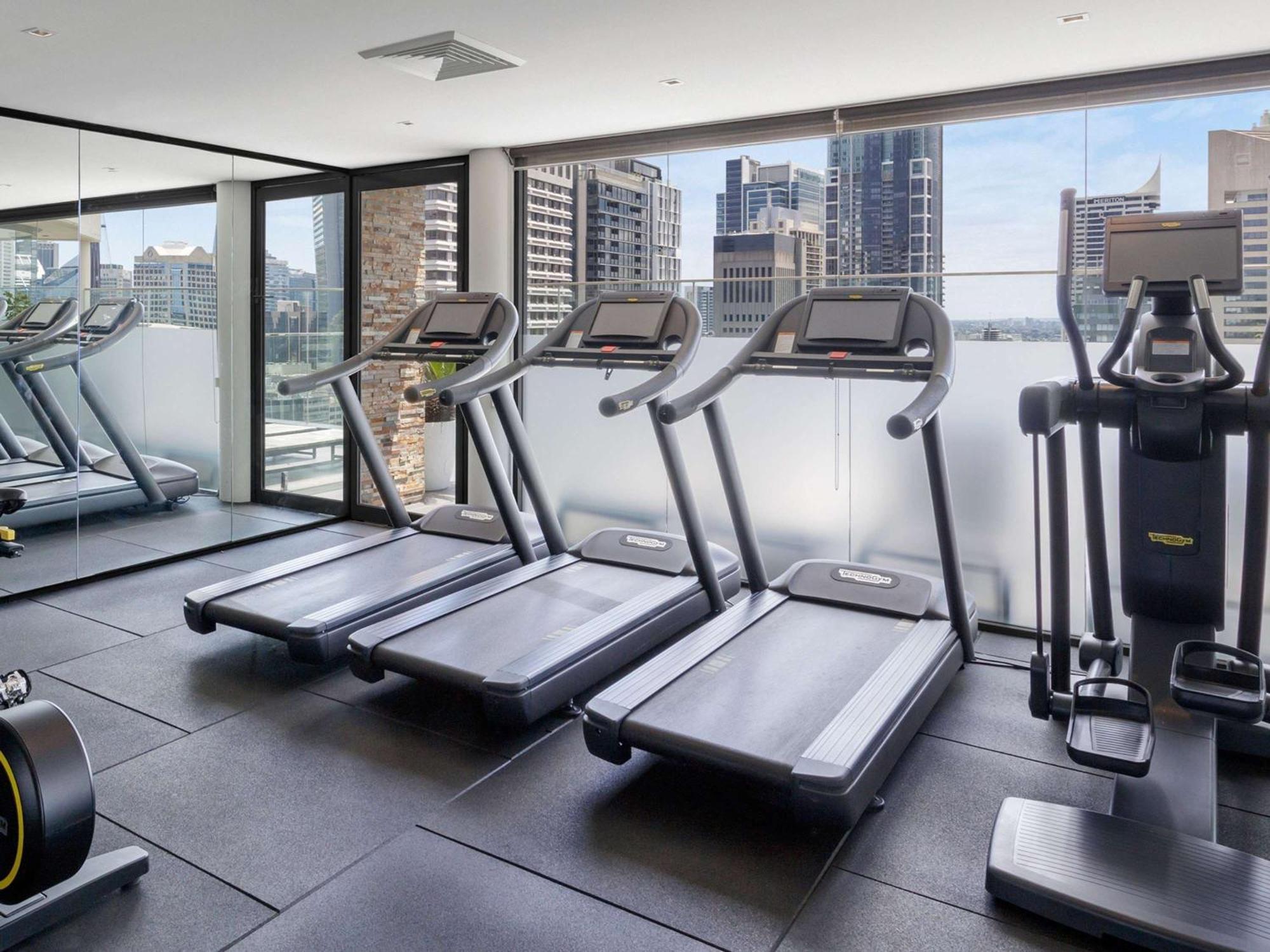Pullman Sydney Hyde Park Hotel Buitenkant foto The gym at the hotel