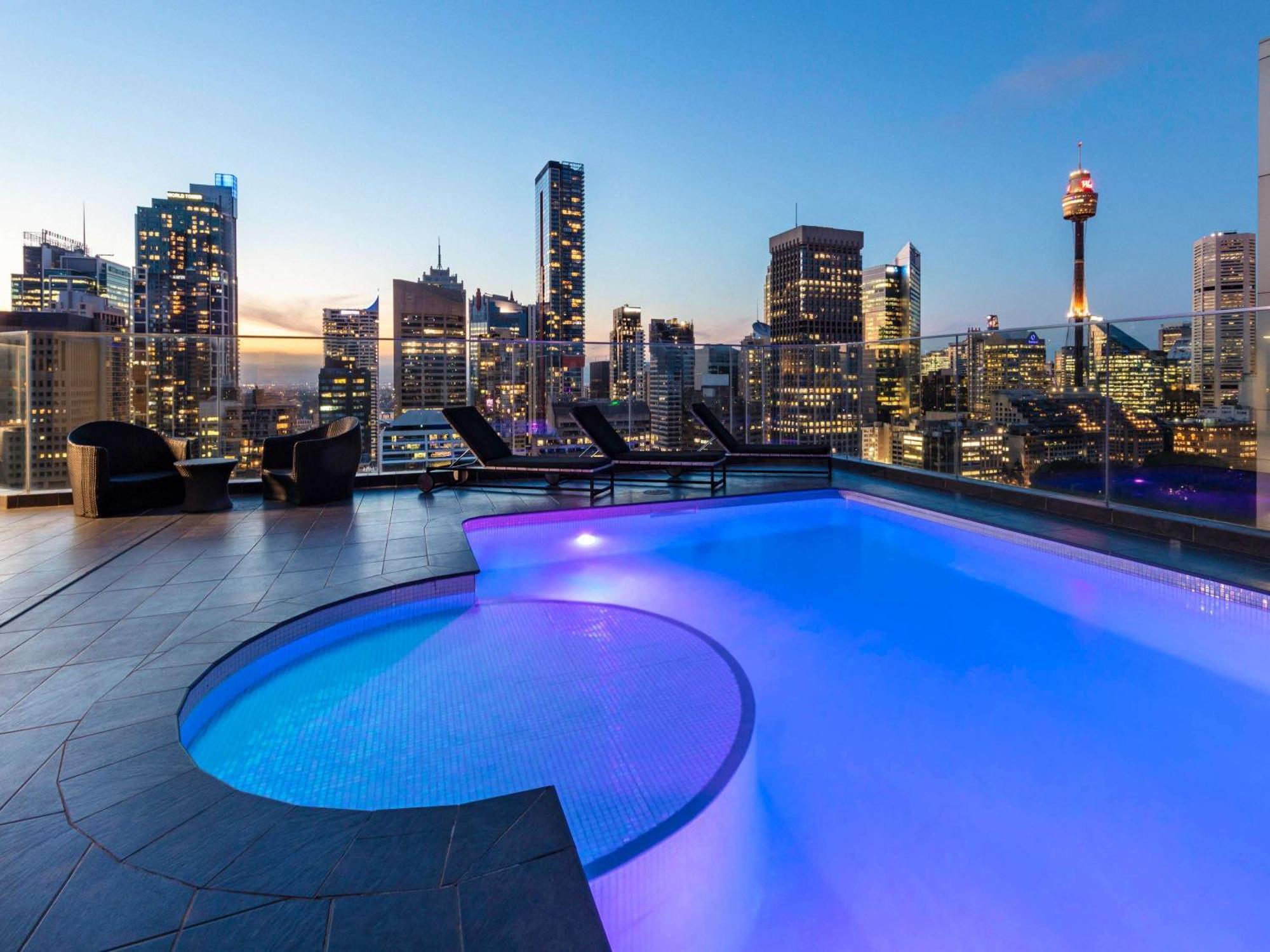 Pullman Sydney Hyde Park Hotel Buitenkant foto The rooftop pool at the hotel