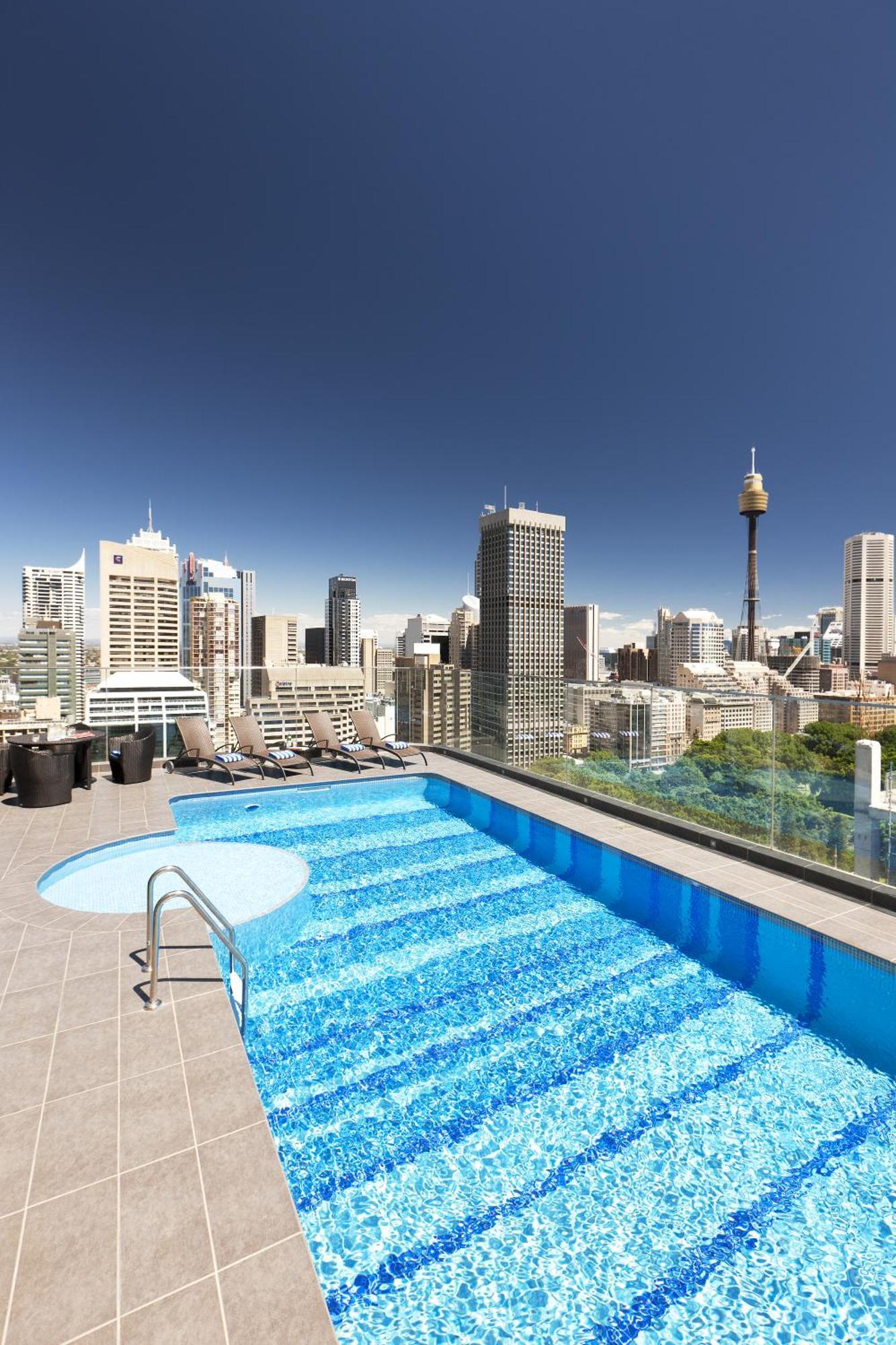 Pullman Sydney Hyde Park Hotel Buitenkant foto The rooftop pool at the hotel