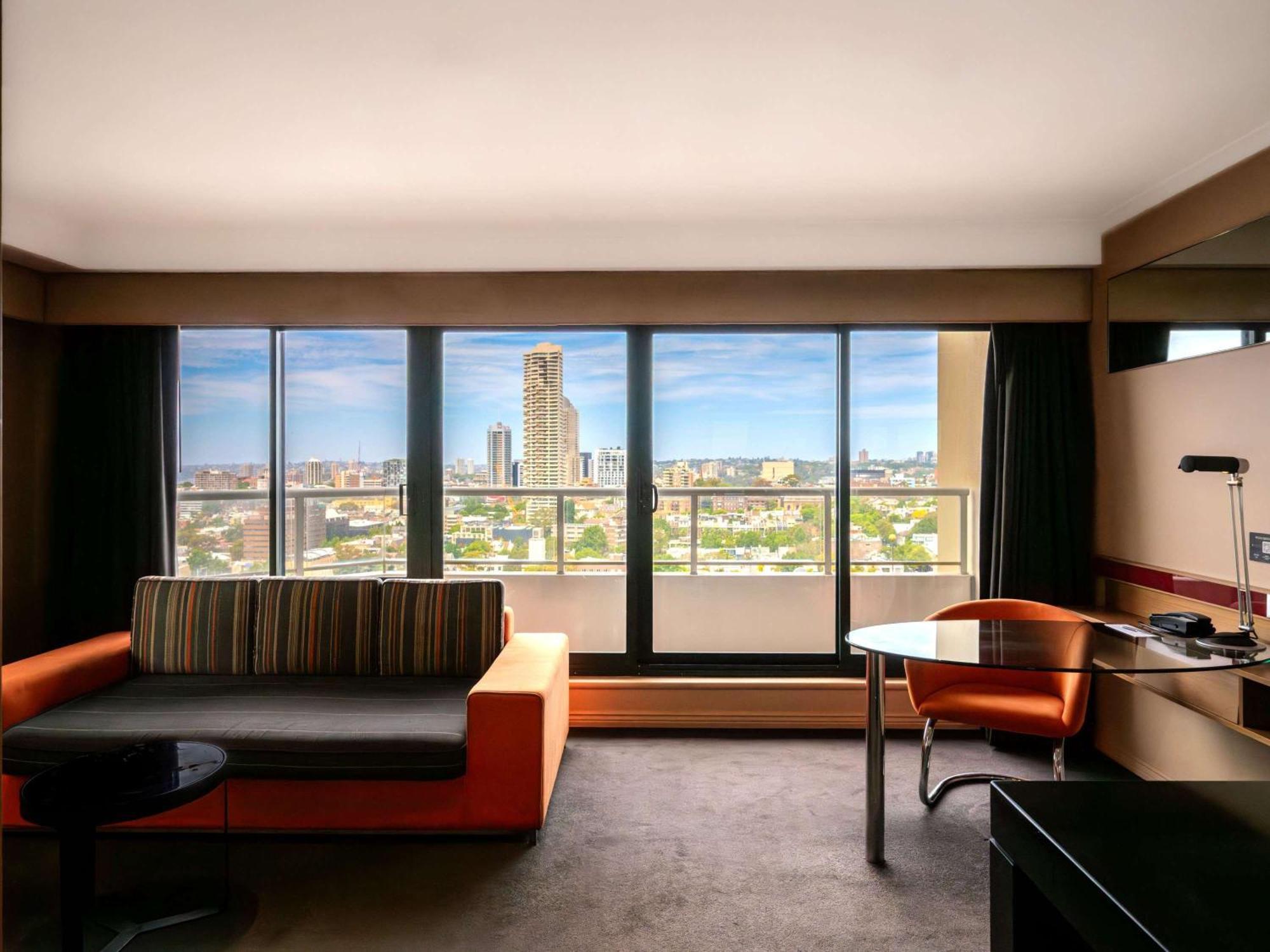 Pullman Sydney Hyde Park Hotel Buitenkant foto A room at the hotel